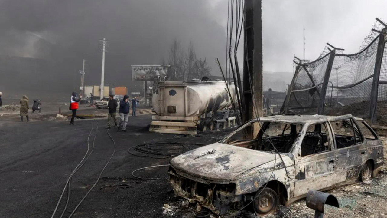 Bombardeos en Teherán provocan incendios en depósitos de petróleo y lluvia de residuos químicos